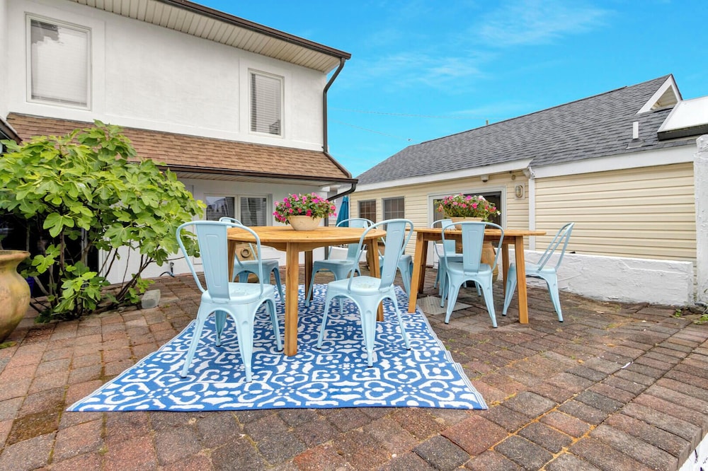 House, Multiple Beds, Patio, Partial Ocean View (SAULSBURY STREET 10)