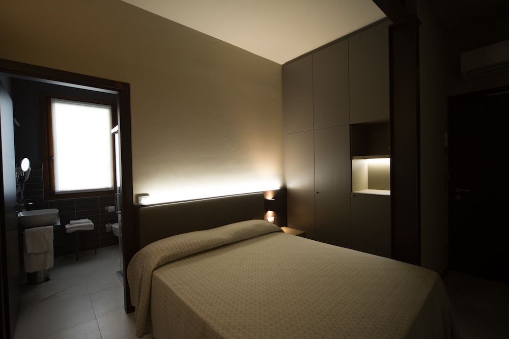 Economy Double Room (Budget) - Photo 2