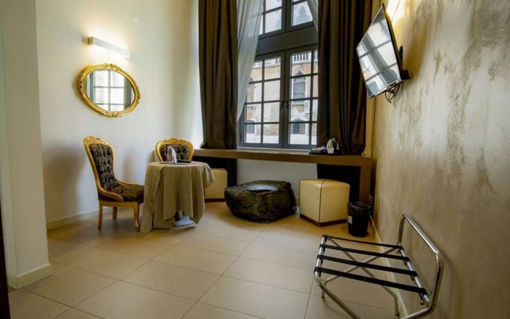 Superior Quadruple Room, Canal View photo 2