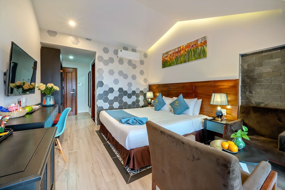 Grand Room, 1 King Bed photo 3