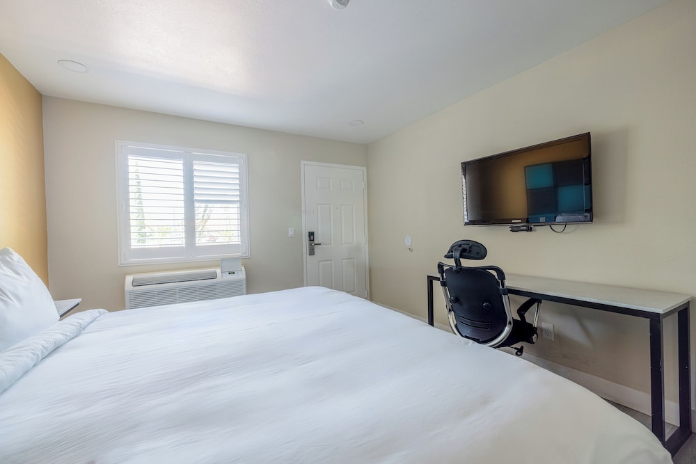 Room, 1 King Bed, Non Smoking - Photo 2