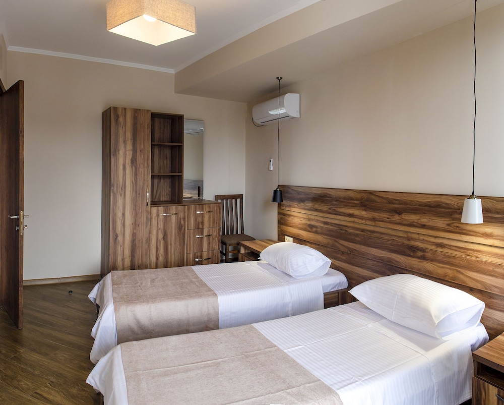 Forest View Junior Twin Suite