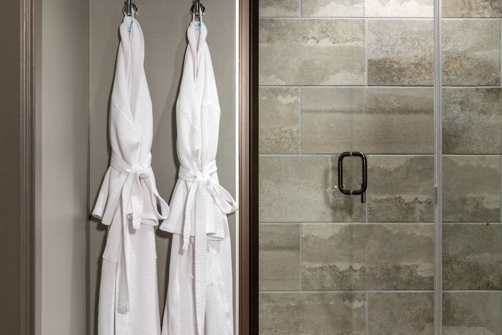 Montvale Premier Suite - Photo 8