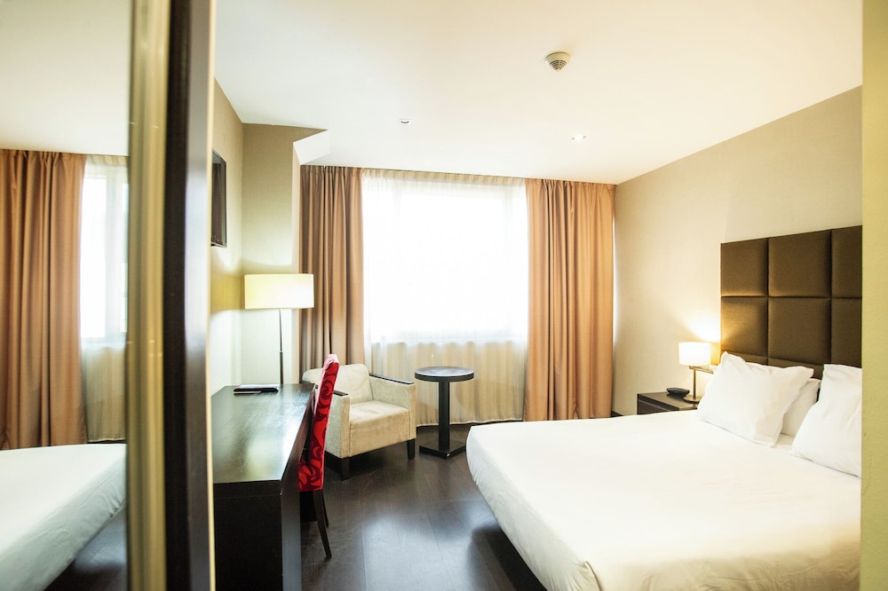 Double Room Single Use (Queen Bed) - Photo 1