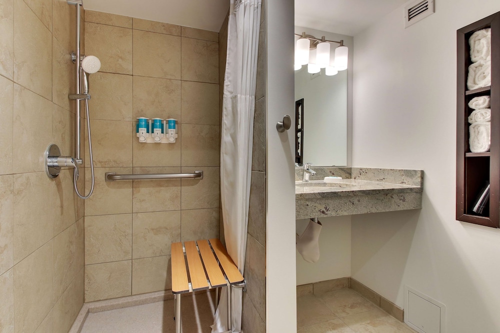Deluxe Room, 1 King Bed, Accessible, Refrigerator & Microwave (Roll in Shower, Upper Floor) photo 3