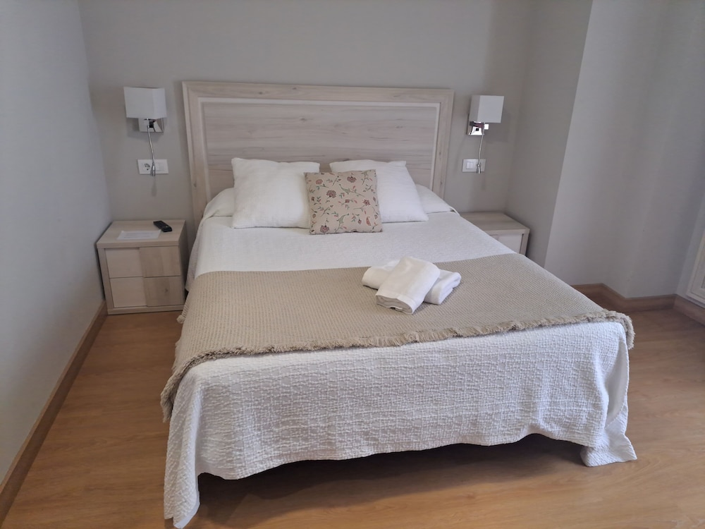 Deluxe Double Room, 1 Queen Bed, Private Bathroom - Photo 1