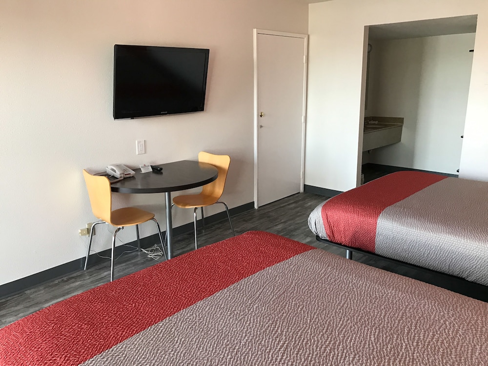 Deluxe Room, 2 Queen Beds, Non Smoking, Refrigerator & Microwave photo 2