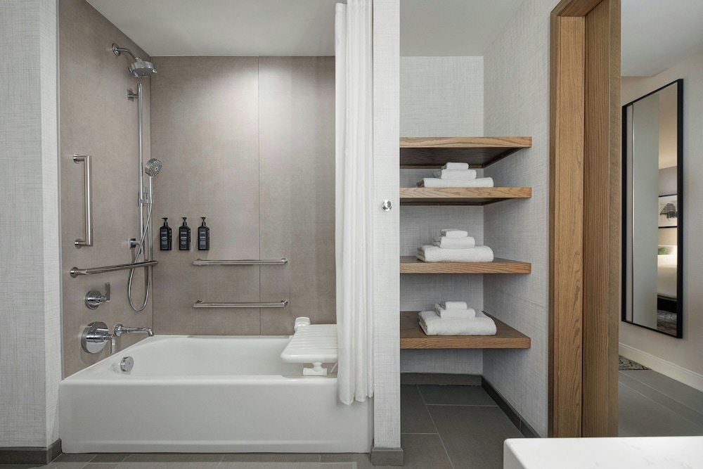 Chalet, 1 King Bed (Mobility/Hearing Accessible, Tub) - Photo 6