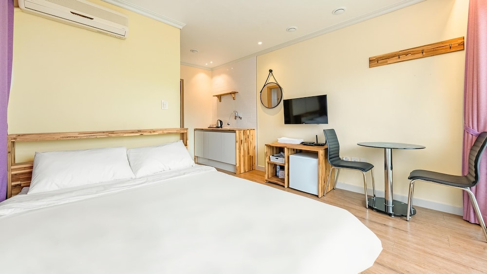 Basic Room, 1 Bedroom (305(Full Ocean View/No cooking)) - Photo 4