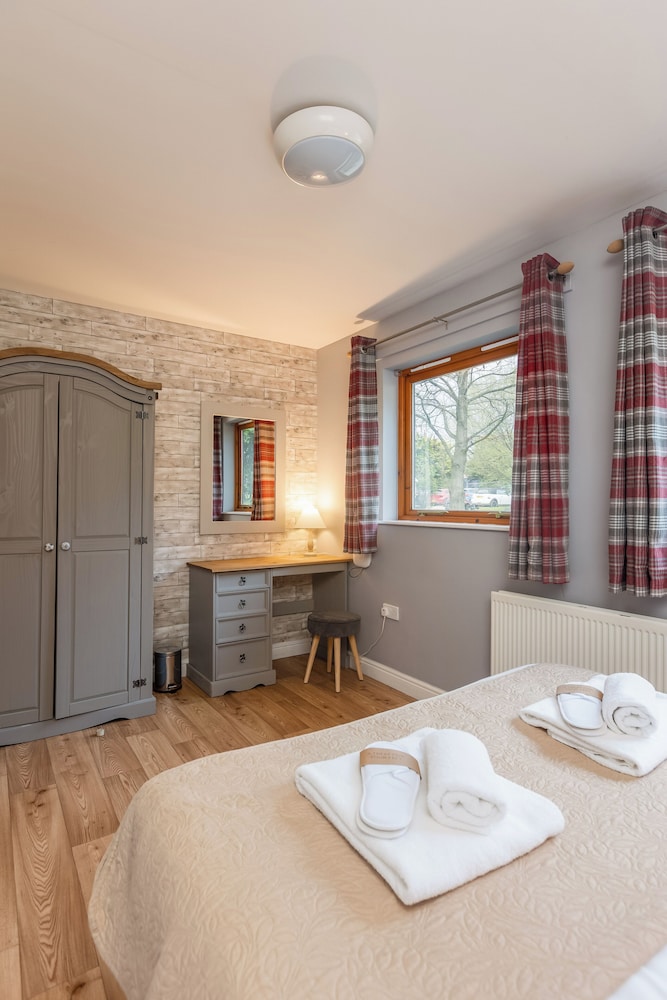 Family Chalet, 2 Bedrooms, Hot Tub photo 3