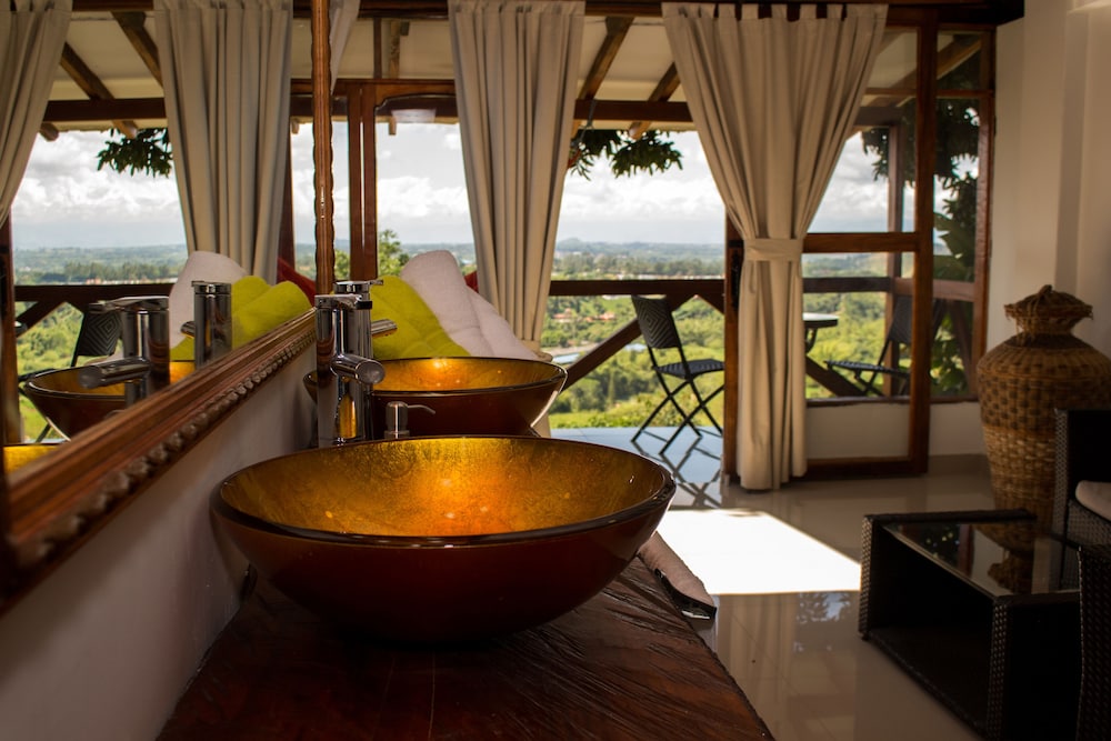 Premium Suite, 1 King Bed, Jetted Tub, Tower photo 2