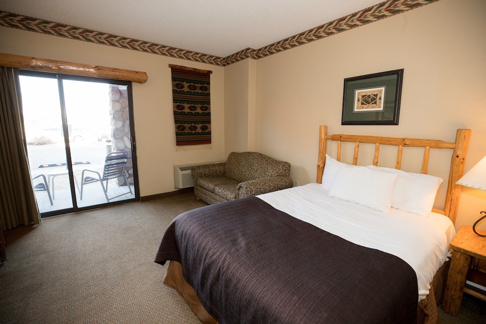 Luxury King Suite – Waterpark Included photo 2