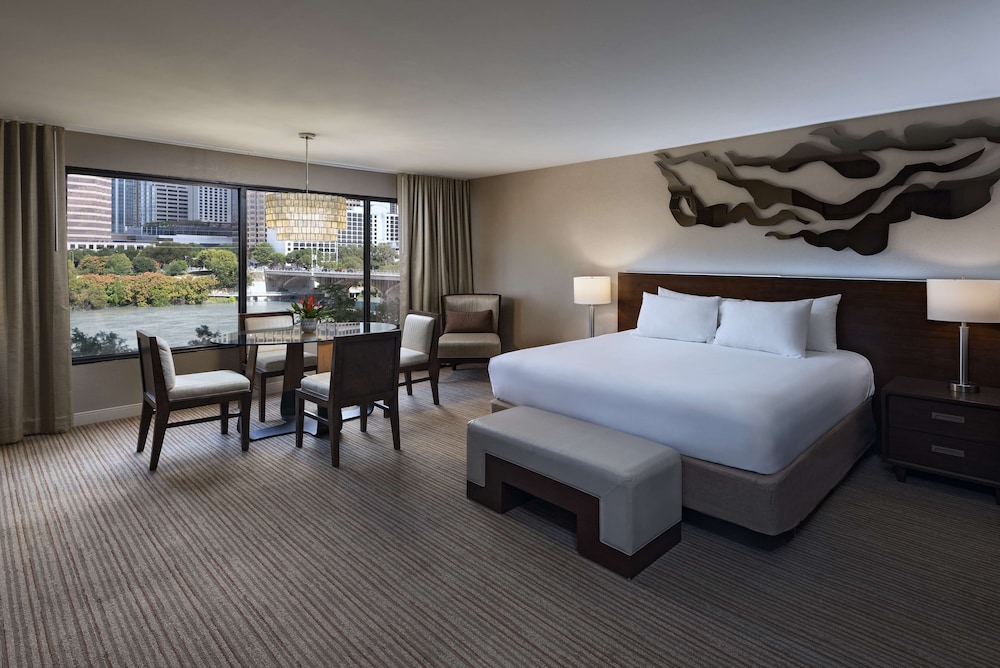 2 Queen Beds Partial Lake View