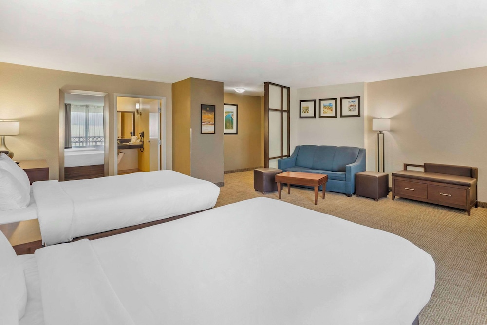 Suite, 2 Queen Beds, Non Smoking - Photo 4