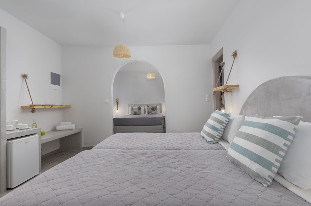 Standard Quadruple Room (with Caldera View)