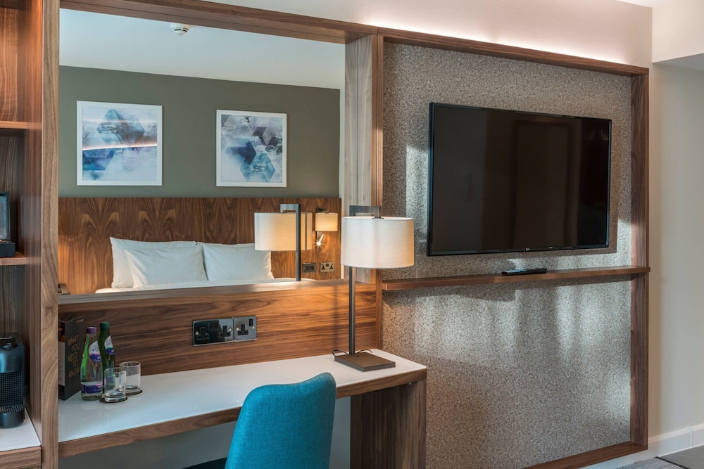Premium Room, 1 King Bed - Photo 3