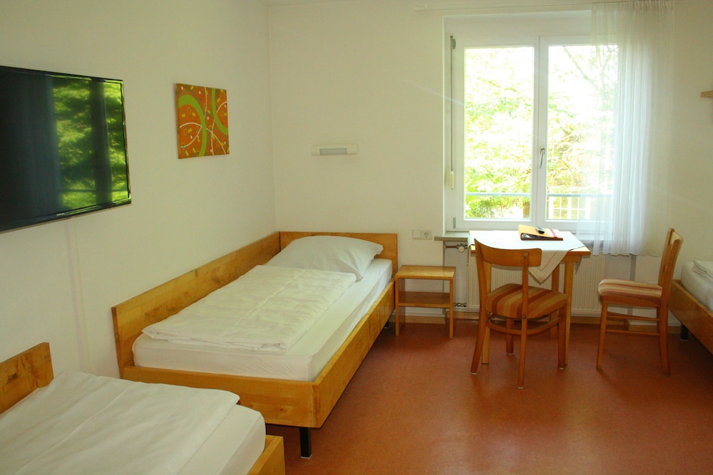 Basic Twin Room, Non Smoking, Garden View photo 2