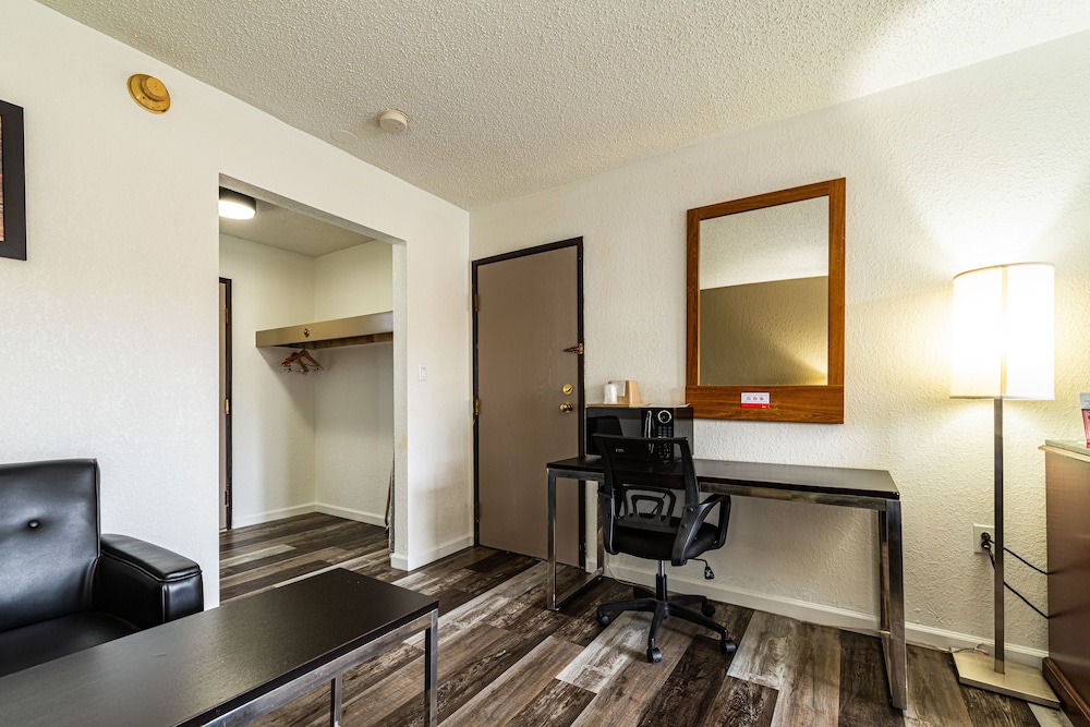 Standard Room, Non Smoking - Photo 6