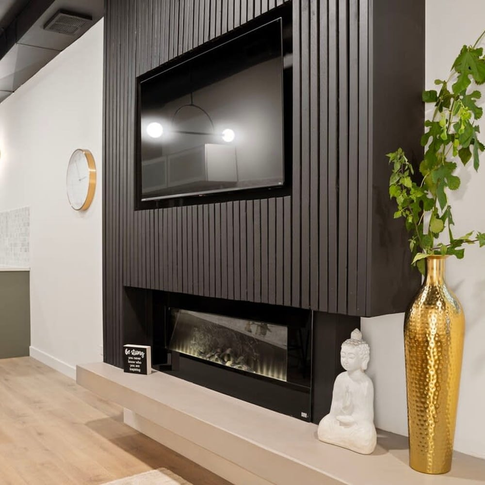 Chic 4-bedroom Haven Designer s Dream Home, Photo 48
