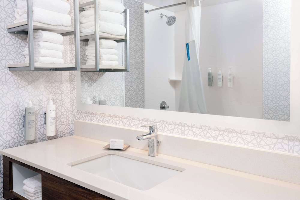 Room, 2 Queen Beds, Accessible, Bathtub (Mobility) - Photo 4