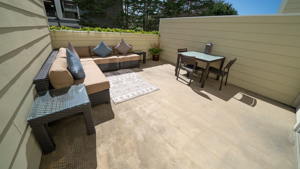 Premium Room, 1 King Bed, Patio - Photo 2