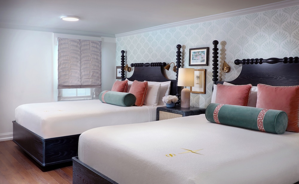 Newly Renovated - Duval Gardens Two Queens