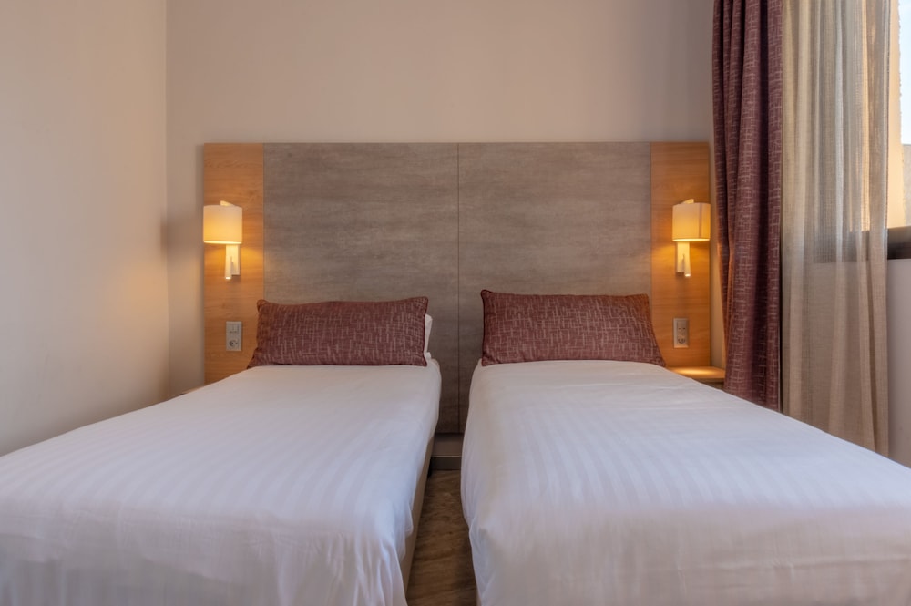 Standard Twin Room, Courtyard Area - Photo 6