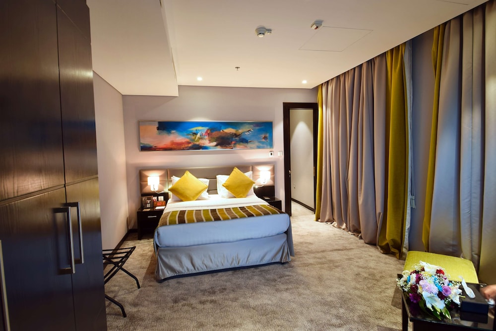 Junior Suite, 1 Queen Bed, Smoking photo 3