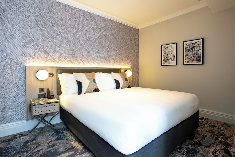 Newly Refurbished Suite - Photo 7