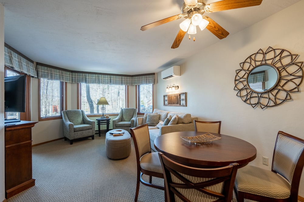 1 Bedroom 1 Bath Queen Wood View photo 3