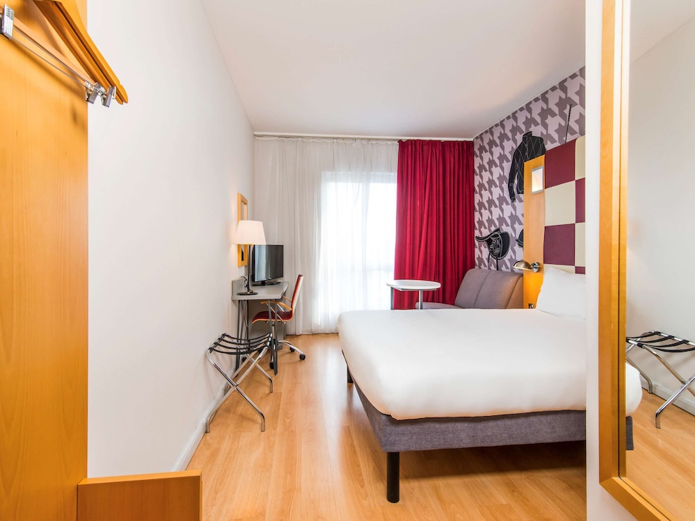 Room, 1 Double Bed (The Queen) - Photo 9