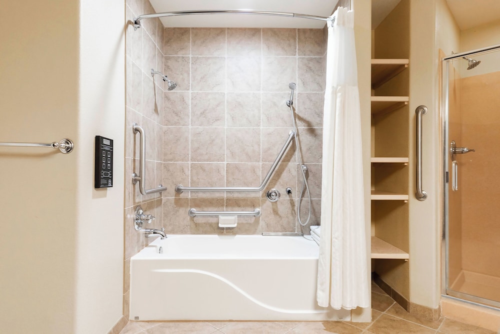 1 BEDROOM 1 KING SUITE ACCESSIBLE TUB photo 2