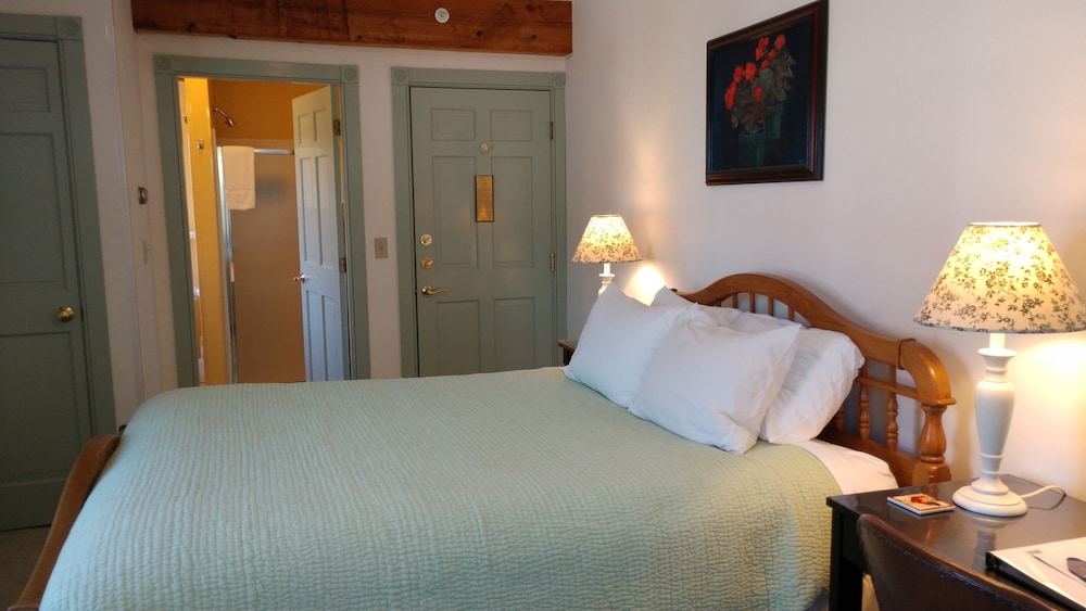 Traditional Room, 1 Queen Bed, Garden View, Private Bathroom photo 3