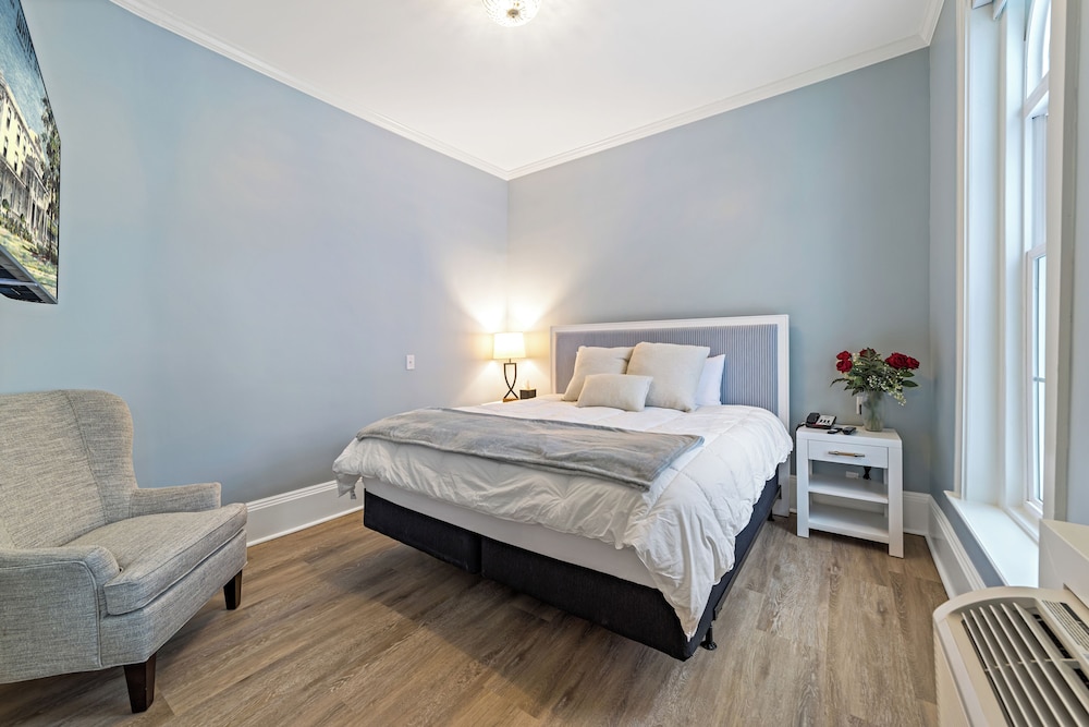 Suite, 1 King Bed with Sofa bed