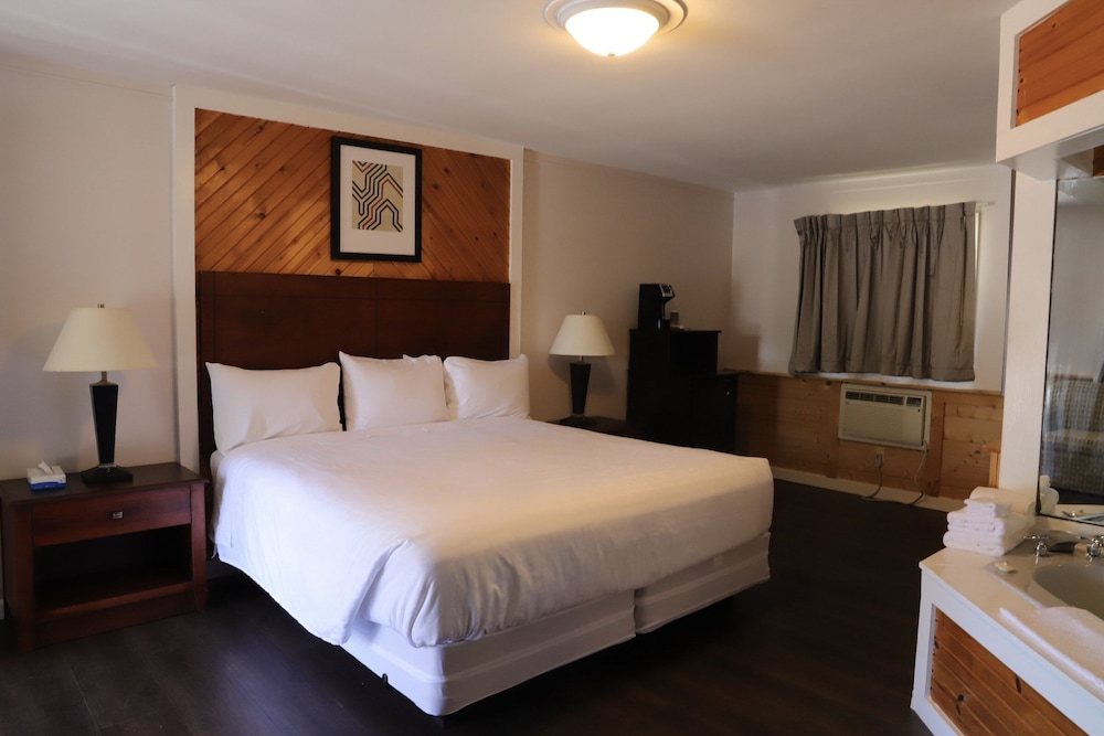 Deluxe Room, 1 King Bed, Hot Tub photo 2