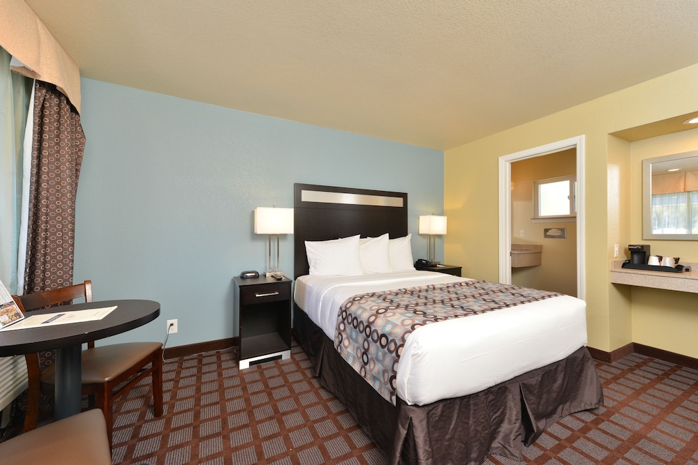 Standard Room, 1 Queen Bed, Accessible - Photo 1