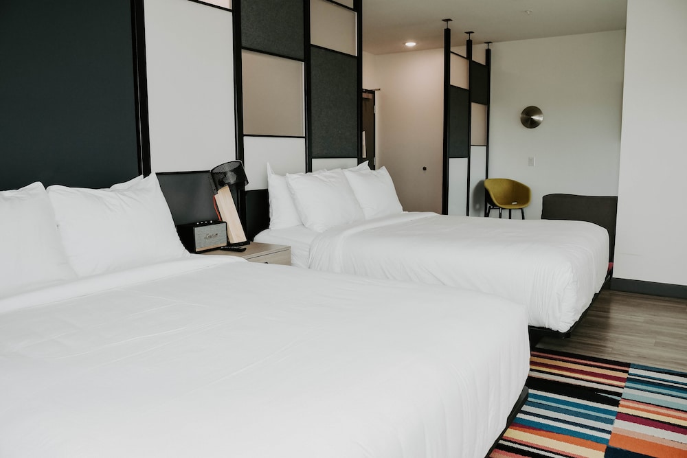 Room, 2 Queen Beds (Hearing Accessible) photo 3