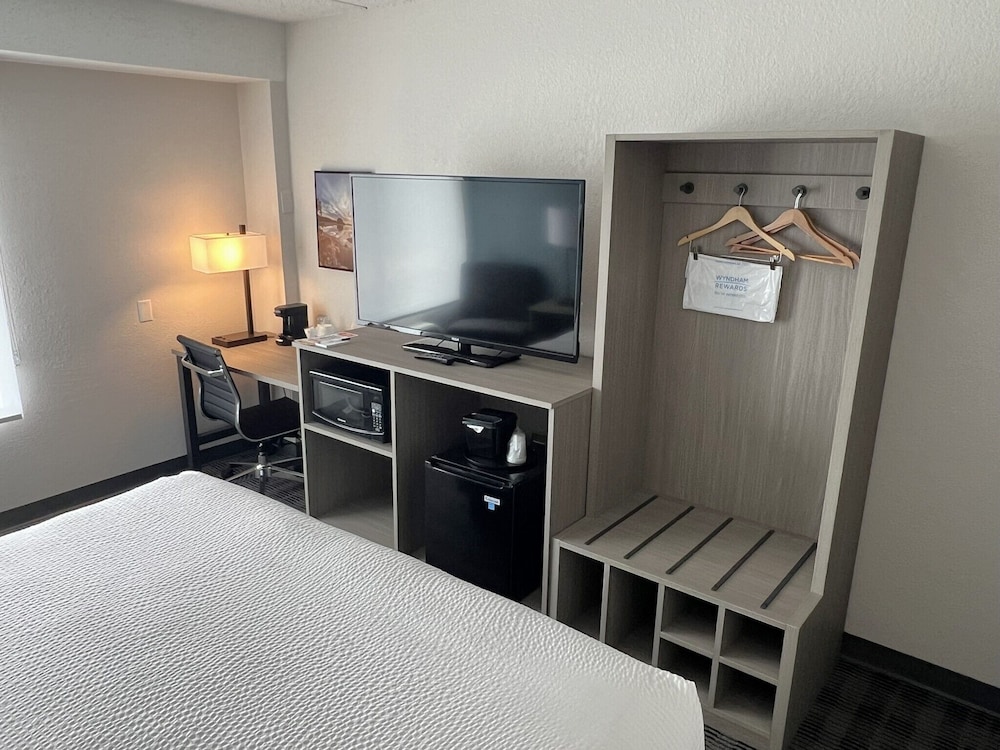 Room, 1 King Bed, Non Smoking - Photo 1
