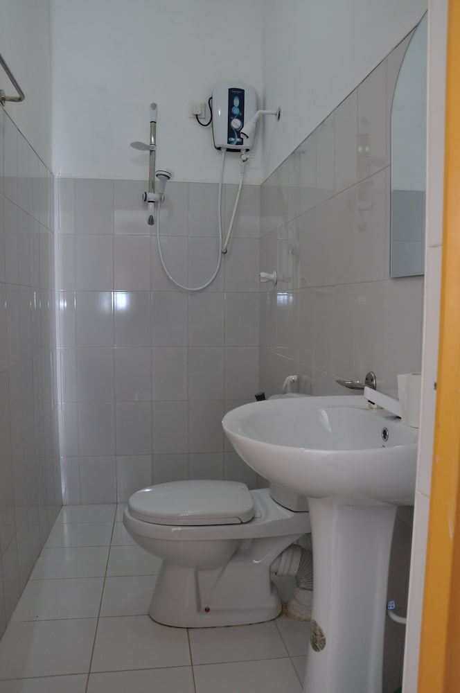 Standard Room (Standard Double or Twin  with Fan) photo 2