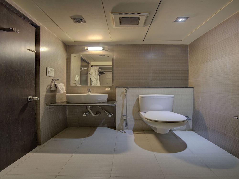 Deluxe Double or Twin Room, 1 Queen Bed photo 3