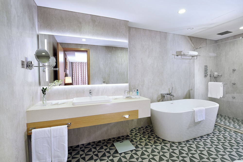 Grand 1-bedroom Suite - Complimentary Luxury Transfers to Jumeirah Beach and Mall of Emirates thumbnail 6