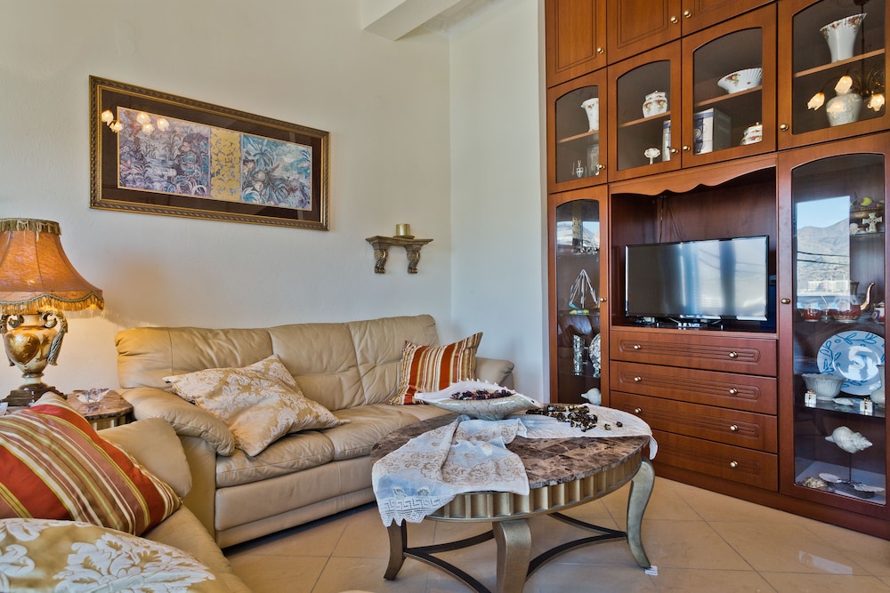 Villa photo 3