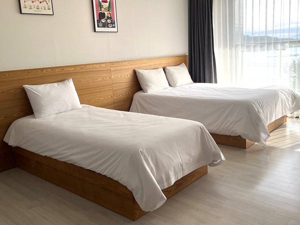 Family Twin Room, Non Smoking, Ocean View photo 2