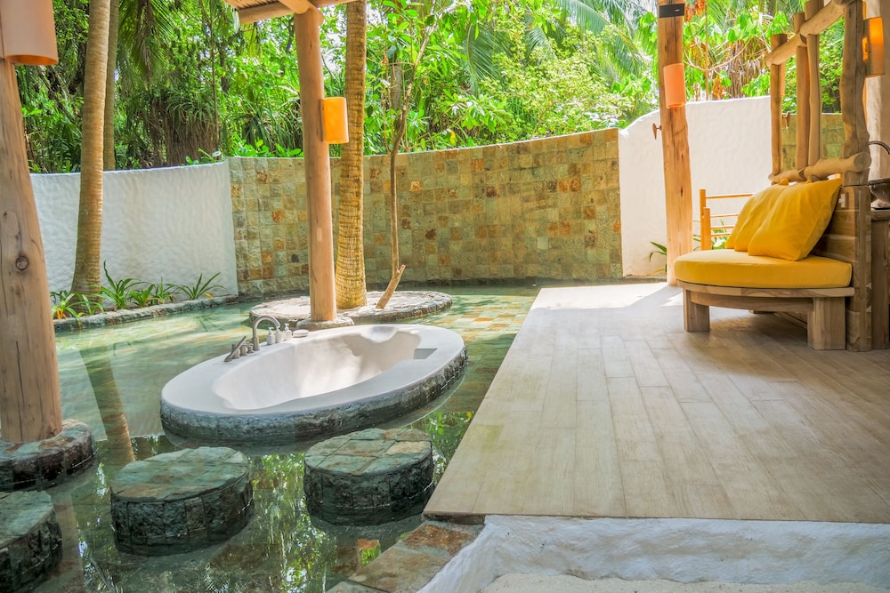 Room, 2 Bedrooms, Pool Access (crusoe)