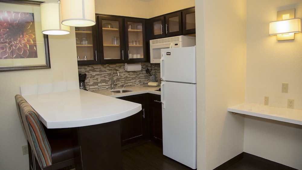 Suite, 2 Bedrooms, Kitchen - Photo 7