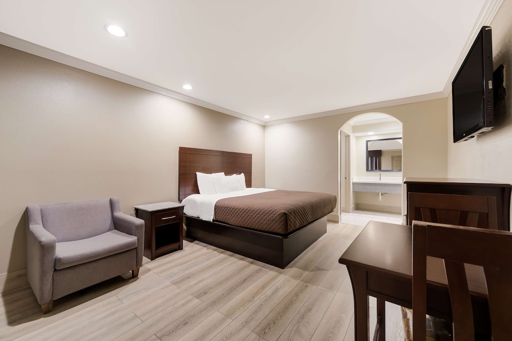 Room, 1 King Bed, Smoking - Photo 2