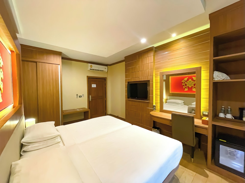 Deluxe Room, 2 Twin Beds, Balcony, Corner photo 1