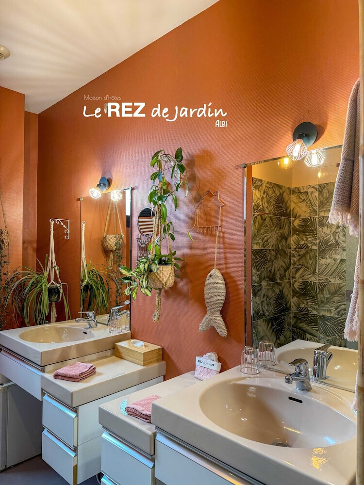 Comfort Double Room, Private Bathroom, City View - Photo 2