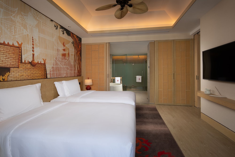Executive Suite, 1 Bedroom, Accessible, Pool View photo 3