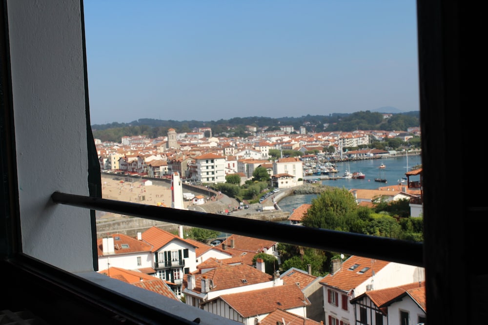 Comfort Room, Harbor View